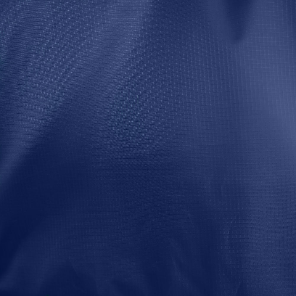 Detailausschnitt von der Stoffoberfläche des Strand Sonnensegels Velabog Breeze. 100% Ripstop Polyester. Farbe nachtblau.